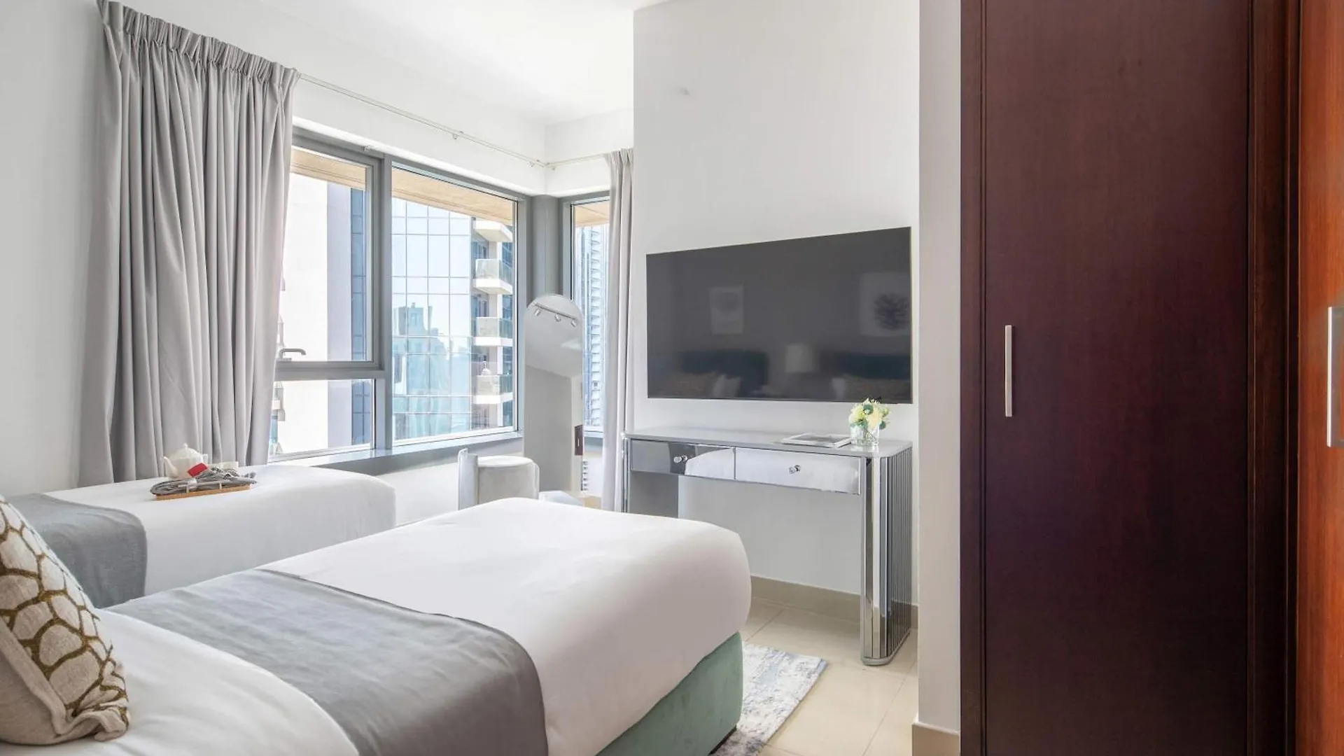 Frank Porter - 29 Boulevard Tower 1 Dubai 0*,